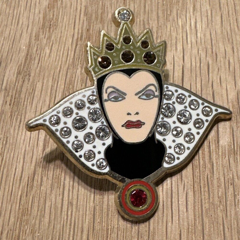 WDW Walt Disney Snow White   Disney Trading Pin  Seven Dwarfs Evil Queen 2006